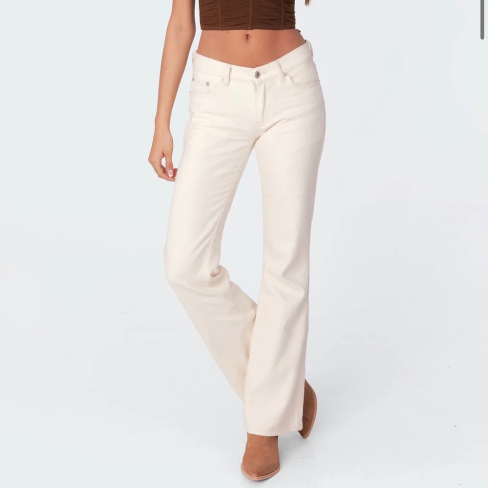 New with tags Edikted low rise jeans color ‘cream’. Size XS.